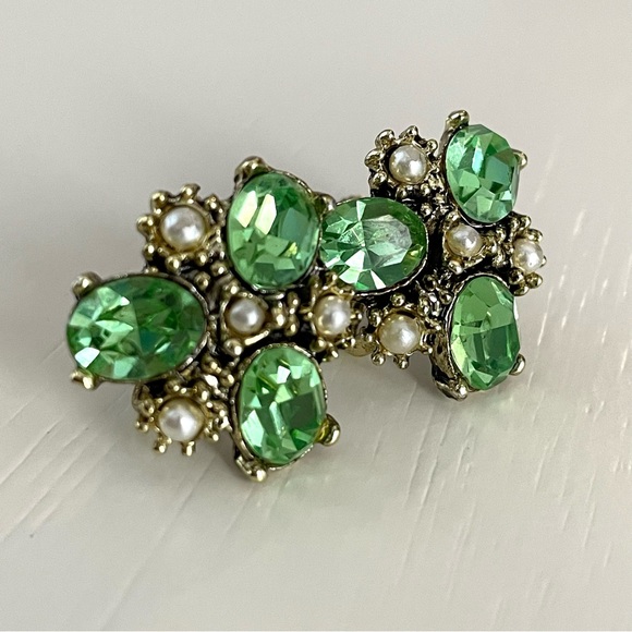 Vintage green glass & faux pearl cluster goldtone screwback earrings GLOWS - Picture 7 of 12